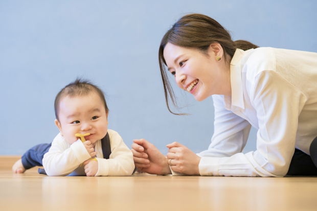 自宅で赤ちゃんとママが写っている写真